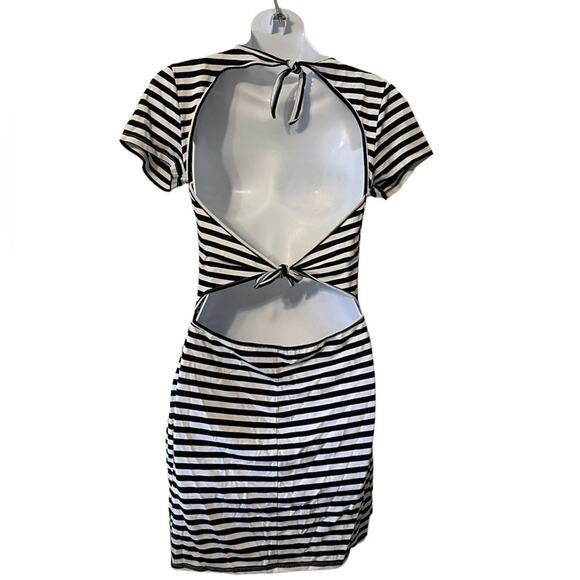 About Us Black and White short sleeve open back fitted mini dress - Picture 2 of 4